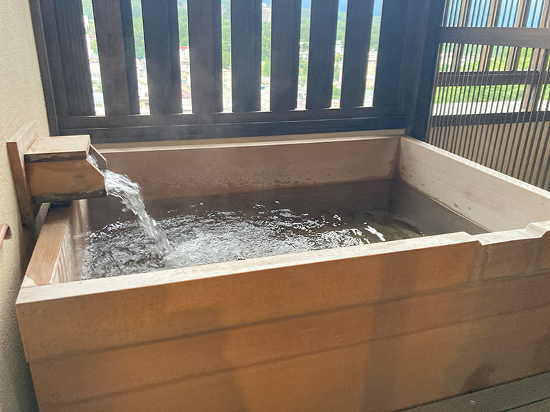 客室にある天然温泉露天風呂