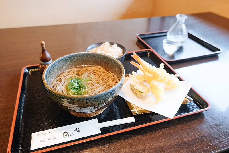 天ぷらそば（温）　炊き込みごはん