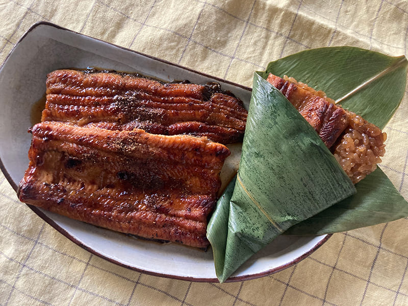 左が国産うなぎ蒲焼き、右が鰻ちまき