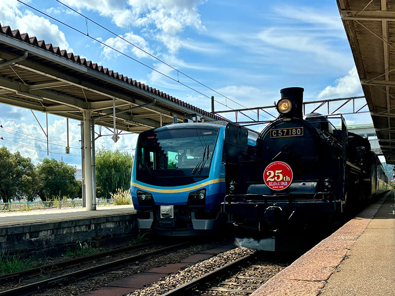 観光列車SATONO（さとの）（写真左）　SLばんえつ物語（写真右）