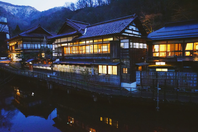 約1300年の歴史がある東山温泉。川沿いに旅館が連なる様子は風情たっぷり