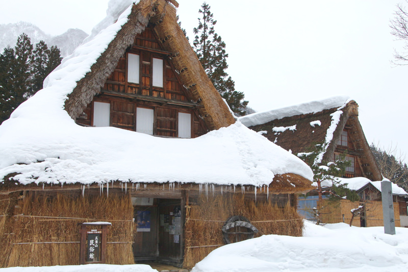 雪に包まれる冬のシーズンも美しいです