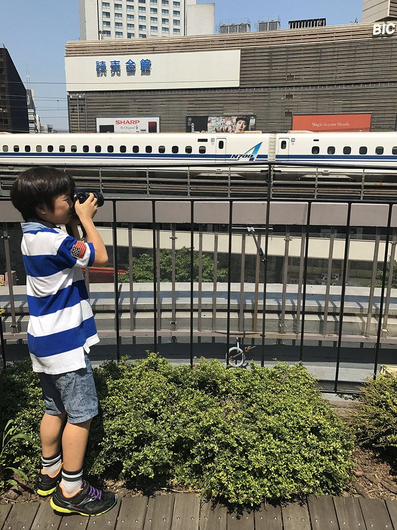 有楽町の東京交通会館から新幹線を撮影