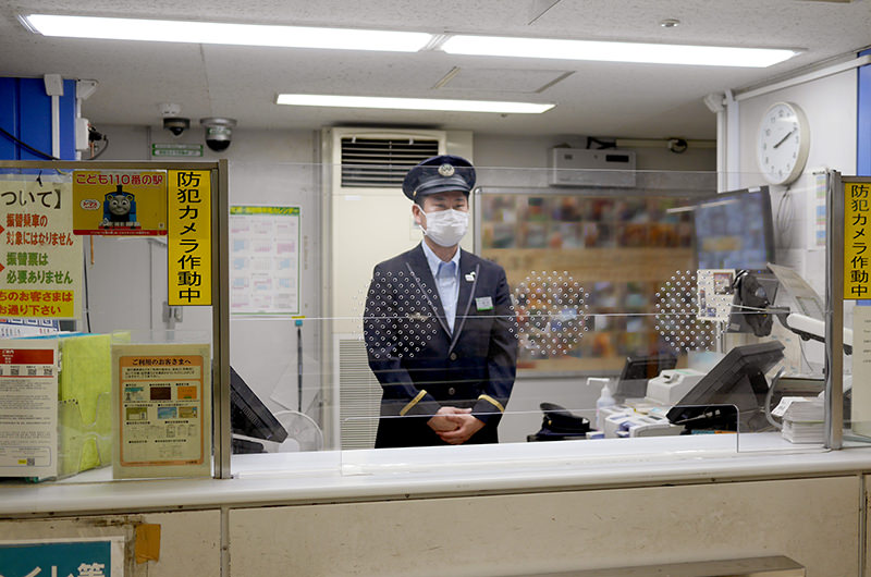 JR東日本の駅の改札窓口に設置されたアクリル板