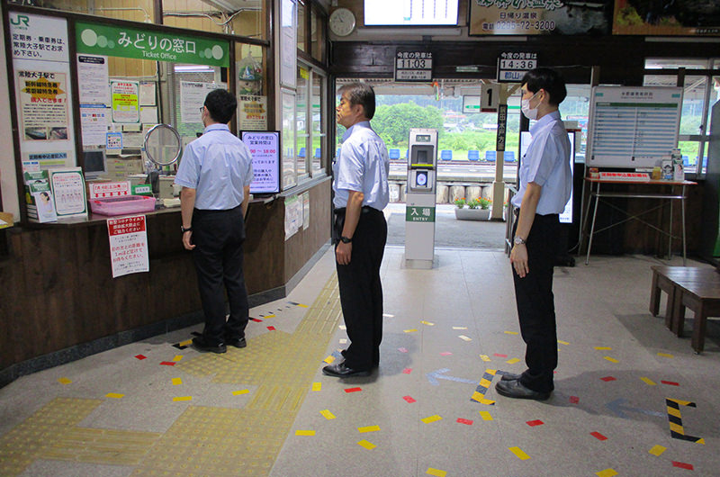 JR東日本の駅構内にある足位置の表示