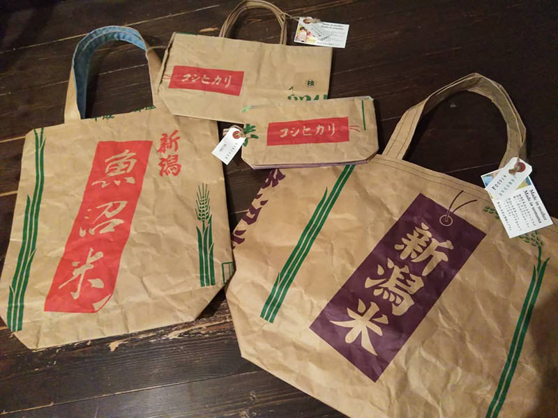 米袋を再利用して作られたエコバッグなど