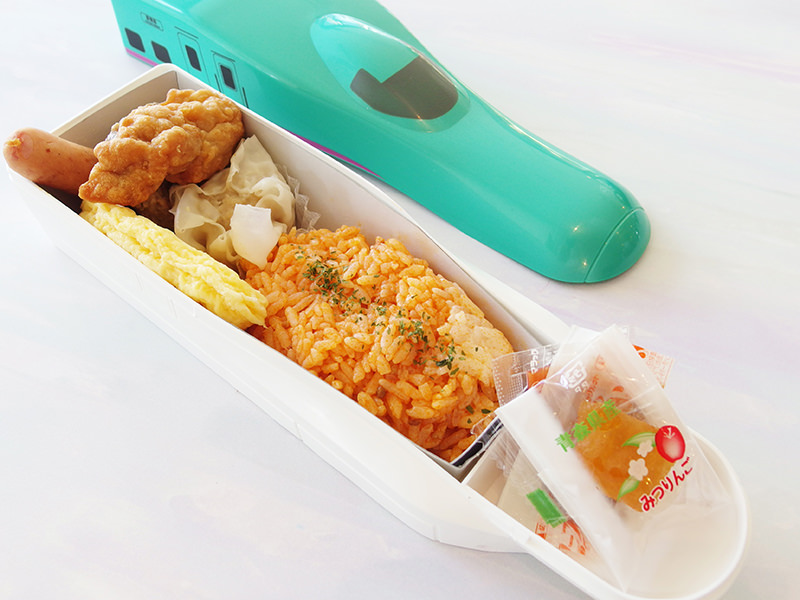 E5系はやぶさ弁当　蓋をあけたところ　中身