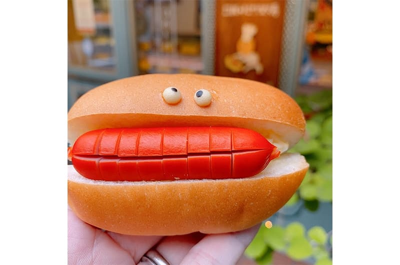 ソーセージがサンドしてあるコッペパン