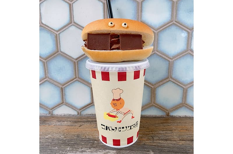小ぶりなコッペパンとドリンク