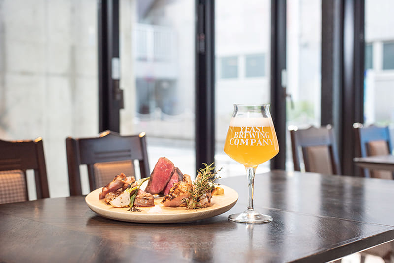Far Yeast Tokyo Brewery & Grill料理とドリンク（写真提供：Far Yeast Brewing株式会社）