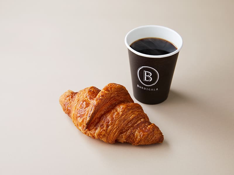 BURDIGALA TOKYO　コーヒーとクロワッサン（写真提供：株式会社トリコロール）
