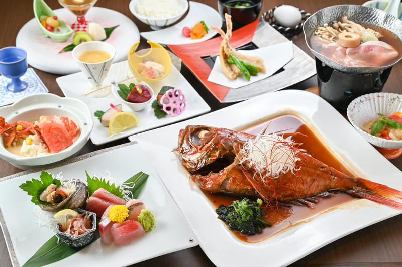 稲取東海ホテル湯苑の夕食の一例（写真提供：稲取東海ホテル湯苑）。