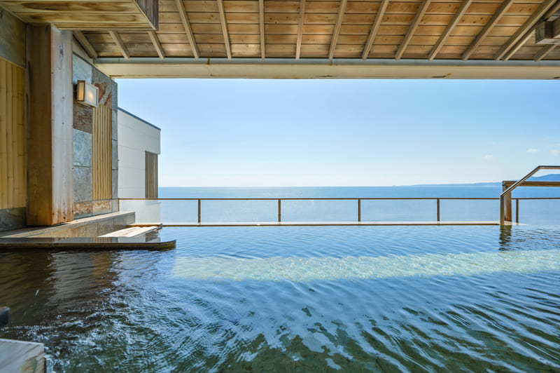 稲取東海ホテル湯苑の展望露天風呂（写真提供：稲取東海ホテル湯苑）。