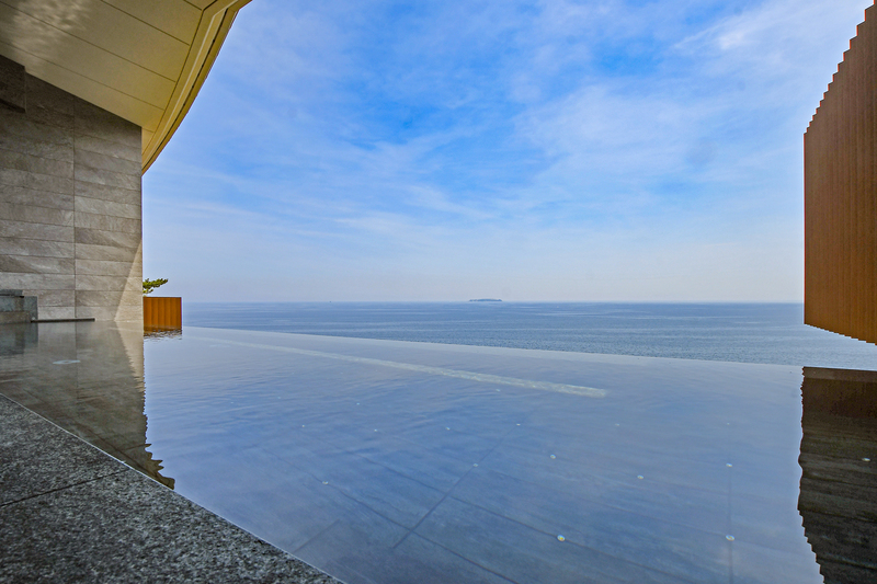 ホテルニューアカオの露天風呂「スパリウムニシキ」（写真提供：ホテルニューアカオ）。