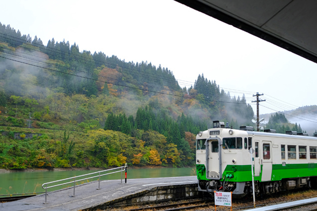 会津川口駅　只見線、ホーム、只見川、紅葉