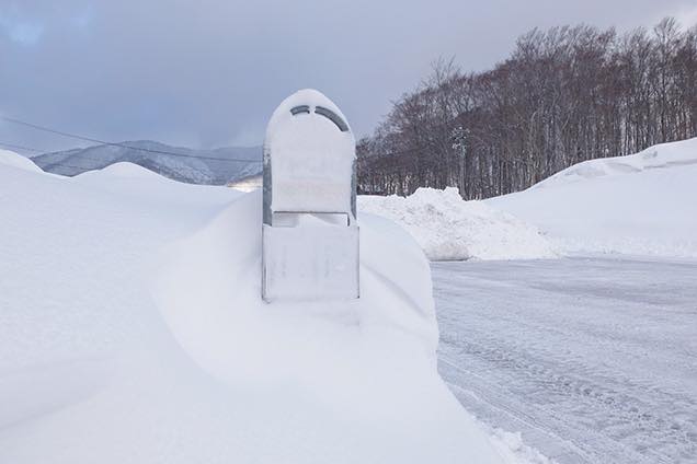 雪に埋もれたバス停