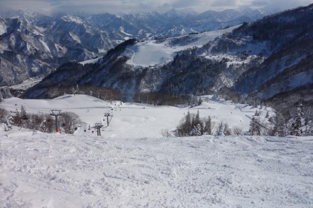 ガーラ湯沢の南エリアから、湯沢高原スキー場を望む