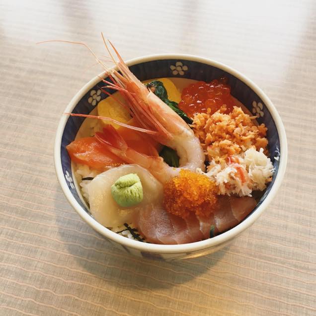 これだけ乗ってワンコイン！ 大人気の海鮮丼