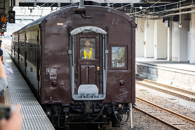 まず客車がやってきてSLを待つ。レトロ客車だ
