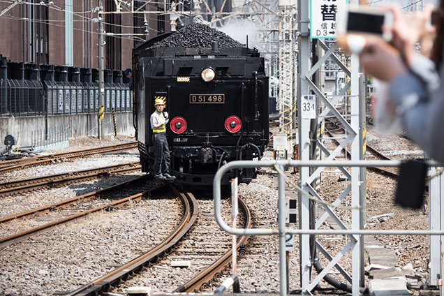 D51が後ろ向きで入線。このあと客車と連結する