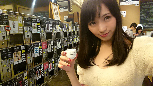 「利き酒【越乃室】」では、おちょこ一杯100円ほどで日本酒のテイスティングができます