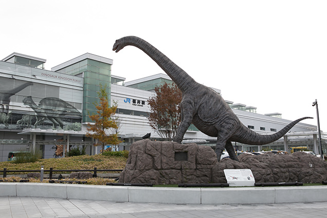 福井駅に降り立つとフクイティタンがお出迎え!