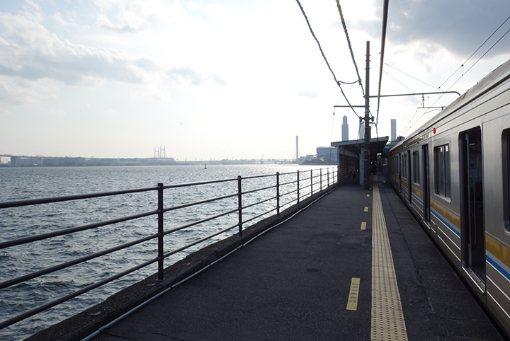 鶴見線の秘境駅探訪。出られない「海芝浦駅」、猫が集う「扇町駅」へ!
