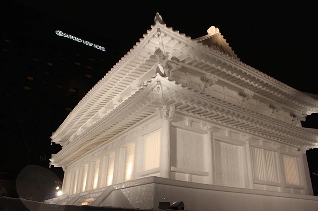 さっぽろテレビ塔とのコントラストが美しい一枚ですね。