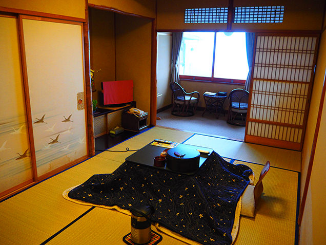 お部屋は、こぢんまりとしながらも居心地がいい。美しい襖絵が見事