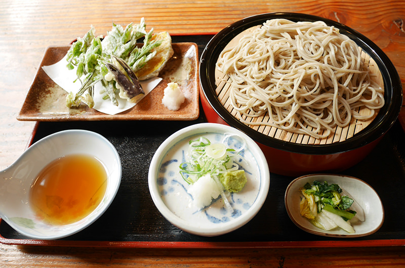 おすすめを伺って注文したのがこちら。野菜天もりそば