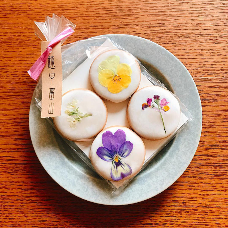 富山産の小麦粉とエディブルフラワー（食べられる花）を使用したクッキー