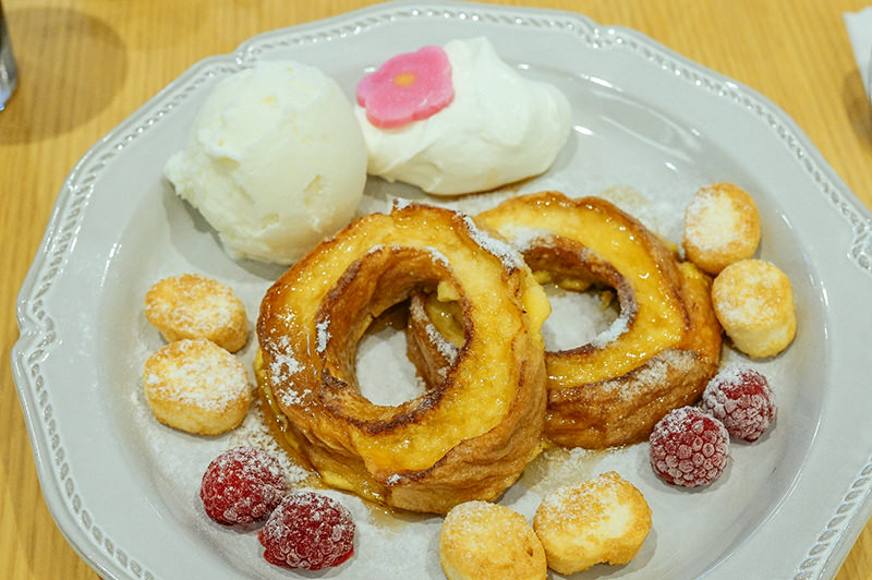 カフェ 加賀麩不室屋の看板メニュー「くるま麩のフレンチトースト」