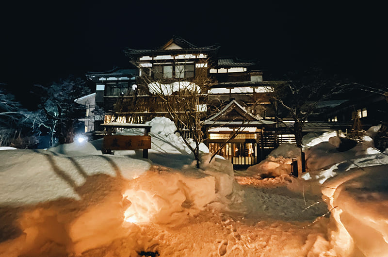 新潟の秘湯「越後長野温泉・嵐渓荘」の宿泊記。雪見風呂に癒やされる旅へ