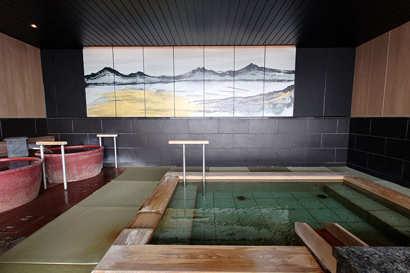 露天風呂の畳湯と壺湯(露天側から撮影)