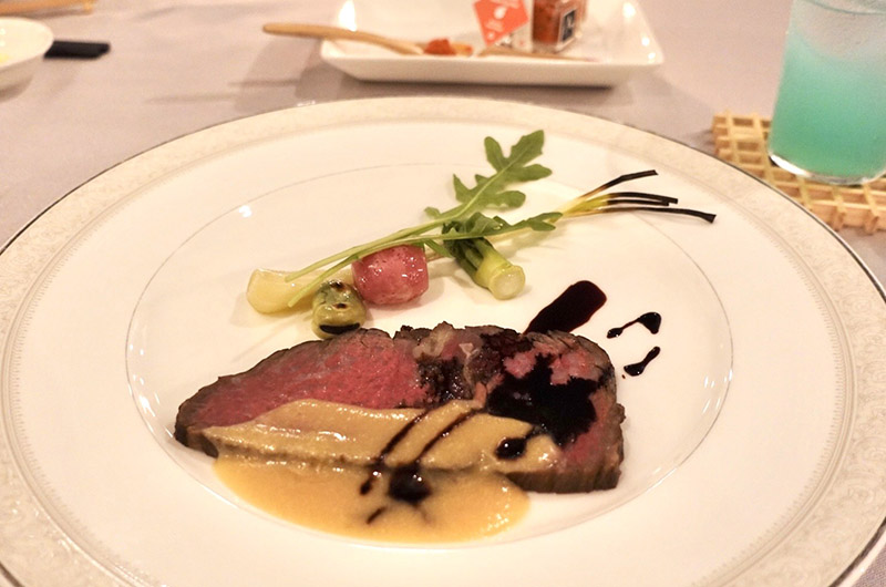 フレンチのコース料理の肉料理