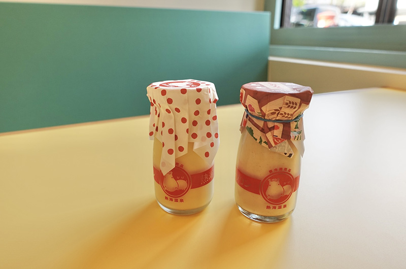 「熱海プリン 特製カラメルシロップ付」と来宮駅店限定の「⻨こがしプリン」