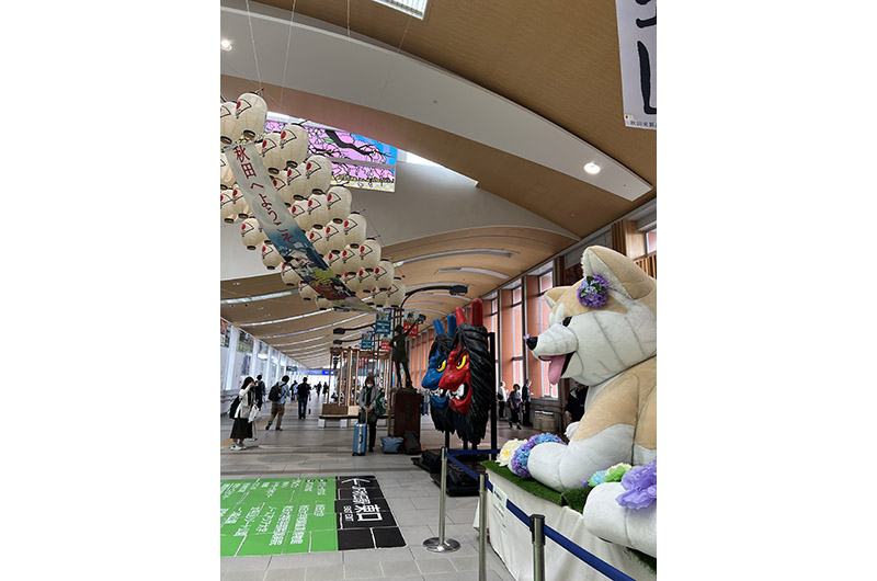 秋田駅にある秋田犬となまはげの巨大なオブジェ
