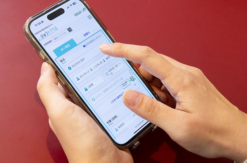 スマホを操作する手元