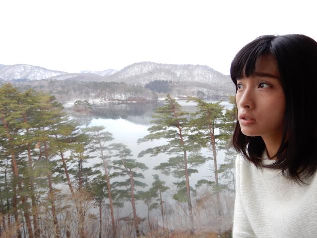 裏磐梯レイクリゾート内「桧原湖展望ルーム」で桧原湖を見る日笠麗奈