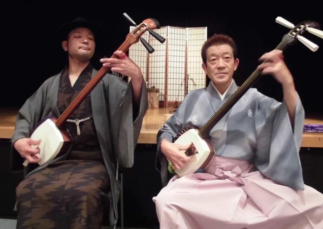 筆者と津軽三味線の名人、工藤まんじ先生