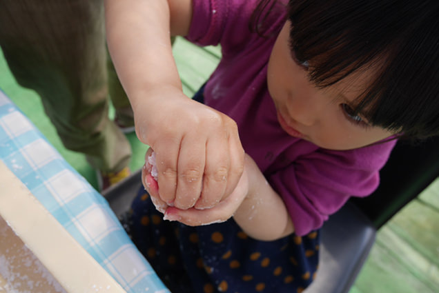 生地にあんこをつめて、ぎゅっと手でつつむ次女