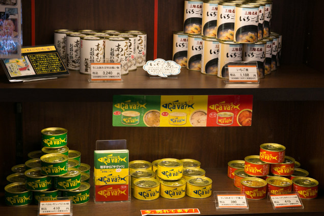 ホテル売店に並ぶ缶詰