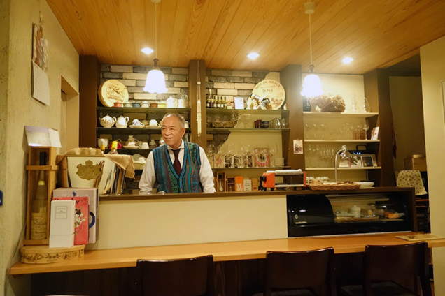 シャトー・ド・ラ・ポンプ店内とソムリエの久保さん