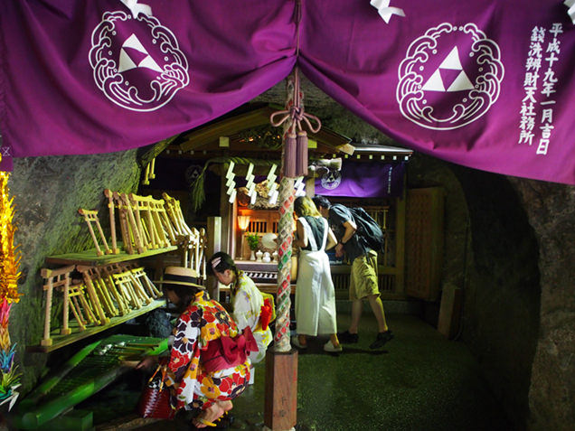 銭洗弁財天宇賀福神社 内観