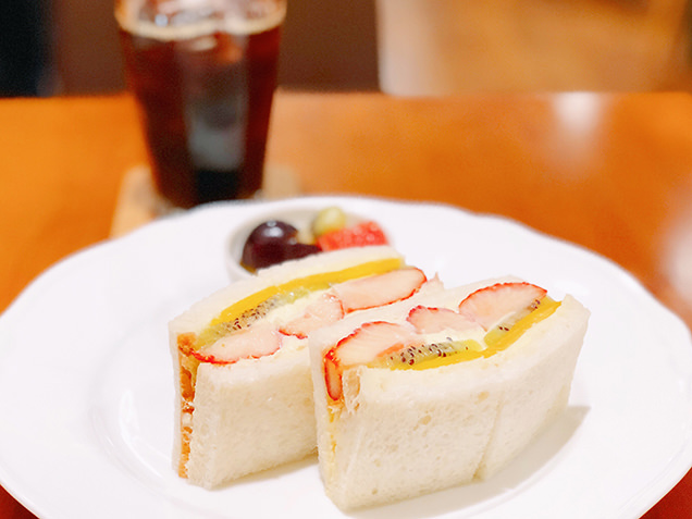 いたがき本店　フルーツサンドとアイスコーヒー