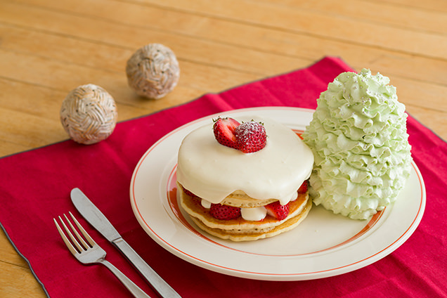  Eggs 'n Things “ハウハウ”ストロベリーパンケーキ