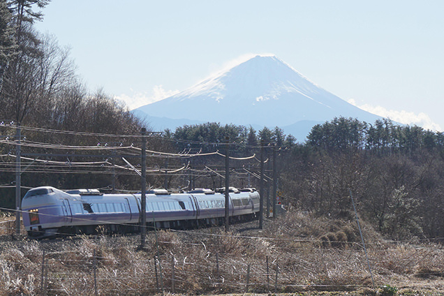 三峰の丘からの富士山と、E351系電車・「スーパーあずさ5号」