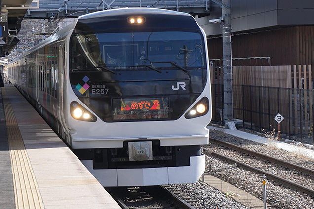  E257系電車・特急「あずさ7号」松本行、JR中央本線・小淵沢駅
