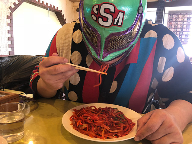 お食事処みよしや　レッド焼きそばを食べるライター