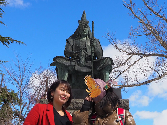 娘の兜を見る母
